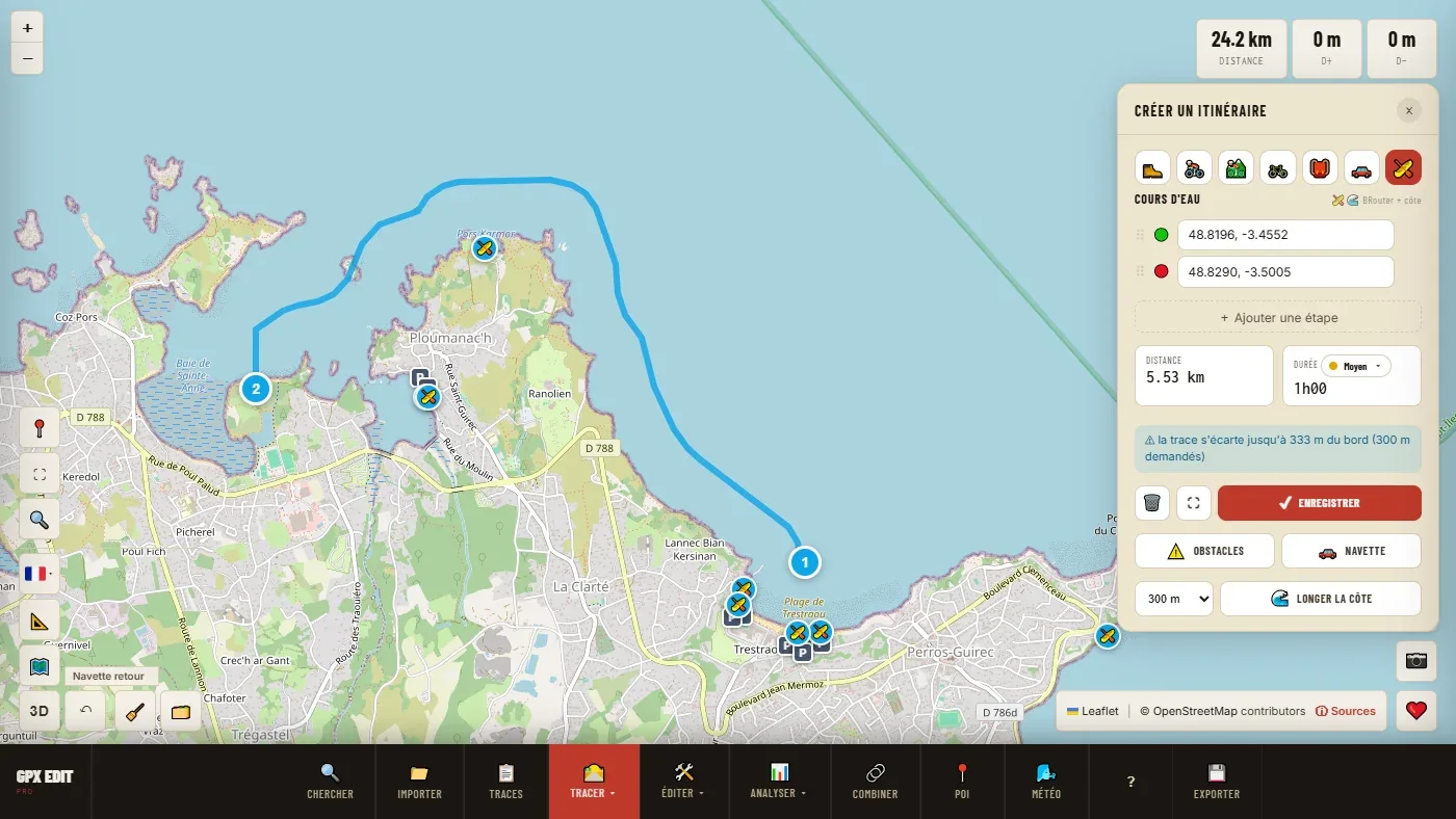 Une trace de kayak qui longe la côte de granit rose de Trestraou à Ploumanac'h, à 300 m du bord
