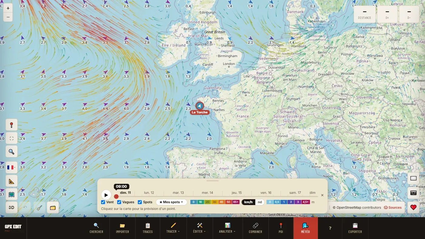 Carte météo dézoomée sur l'Europe de l'Ouest : traits de vent colorés sur l'Atlantique, flèches de vagues avec leur hauteur